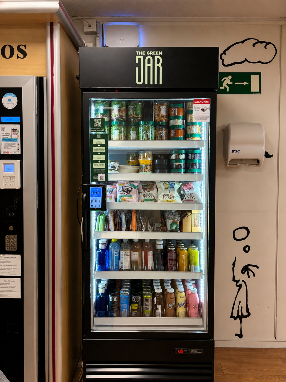 Vending saludable en Madrid — nevera The Green Jar con comida preparada y snacks saludables 6