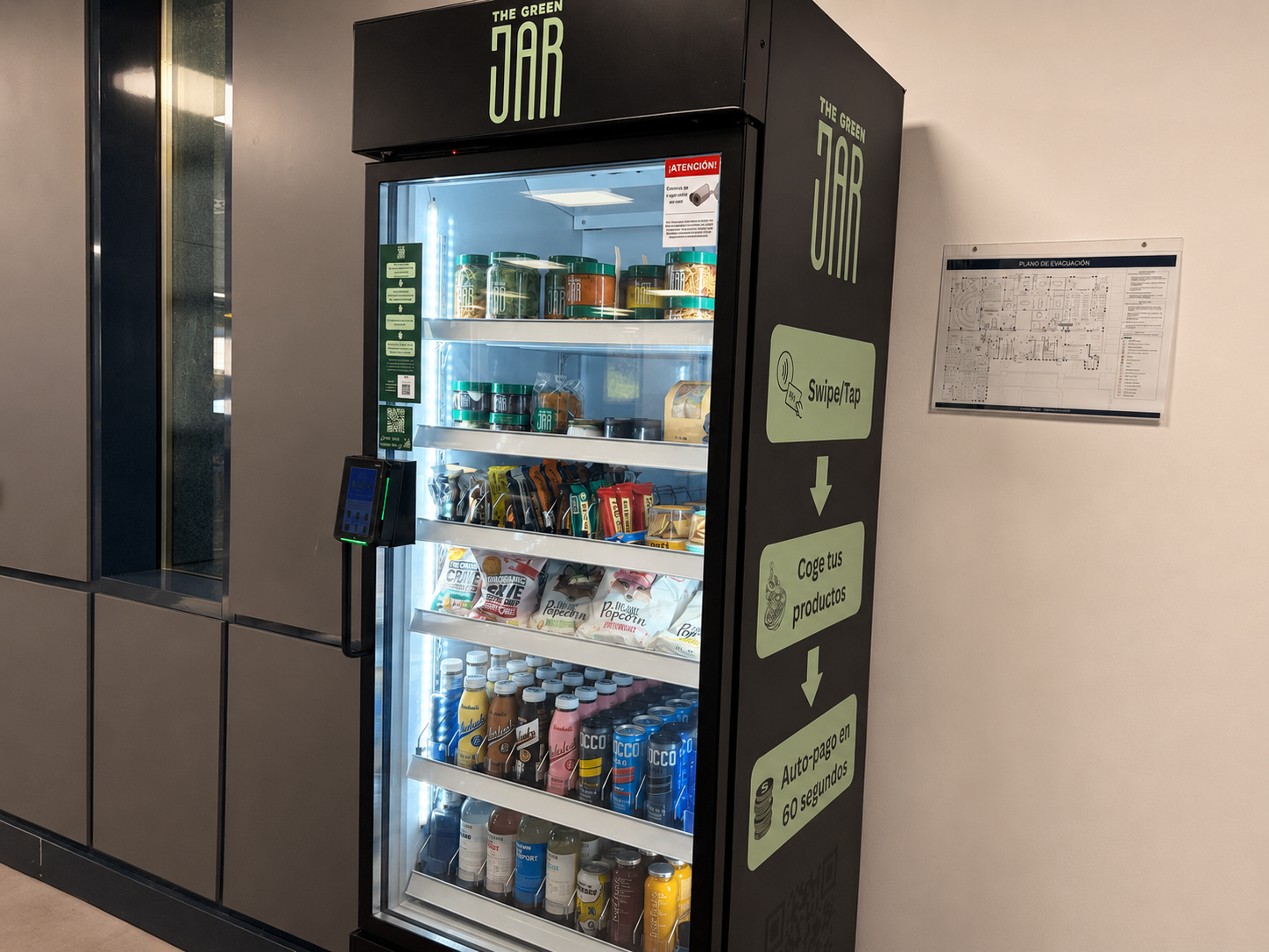 Vending saludable en Madrid — nevera The Green Jar con comida preparada y snacks saludables 4