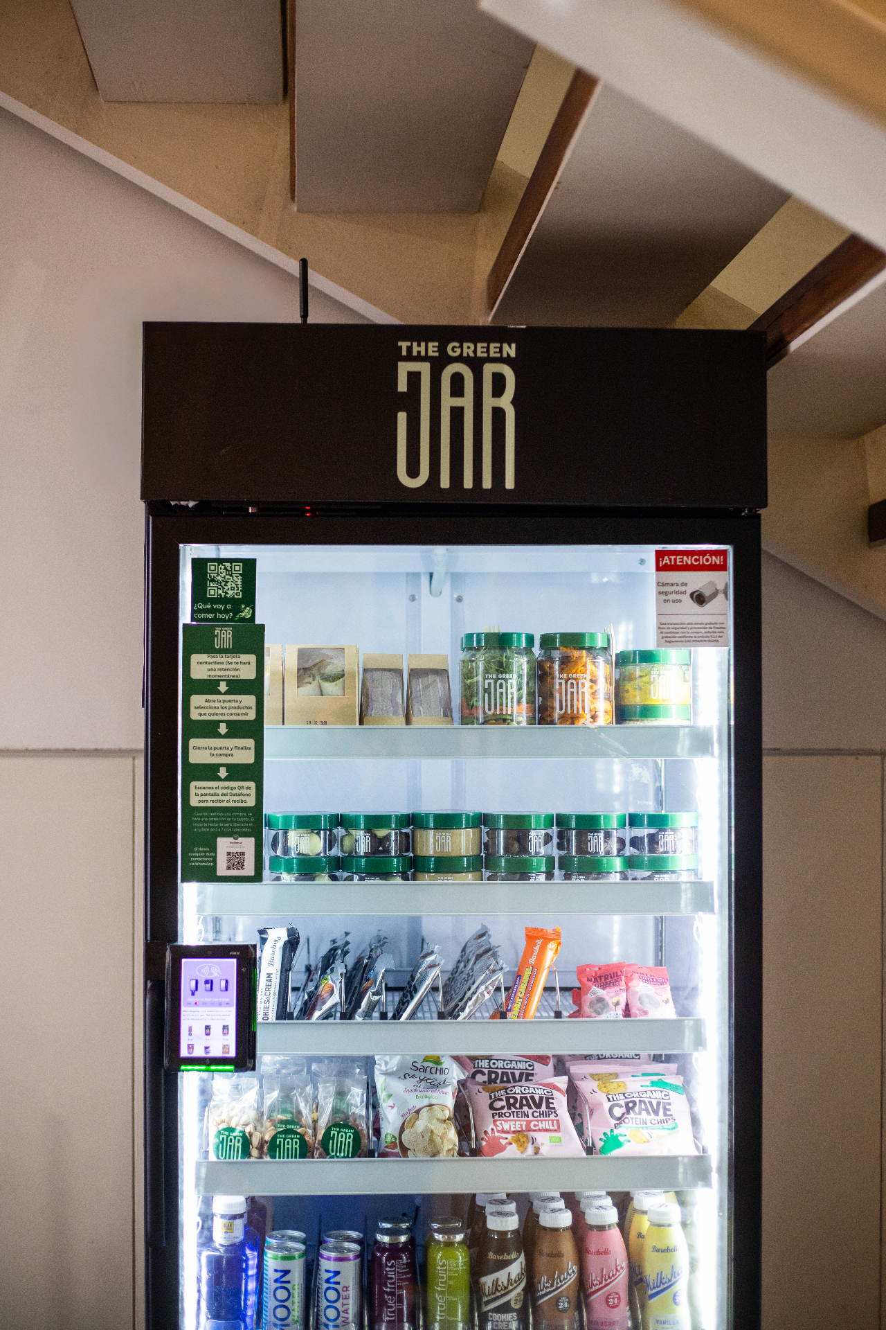 Vending saludable en Madrid — nevera The Green Jar con comida preparada y snacks saludables 1