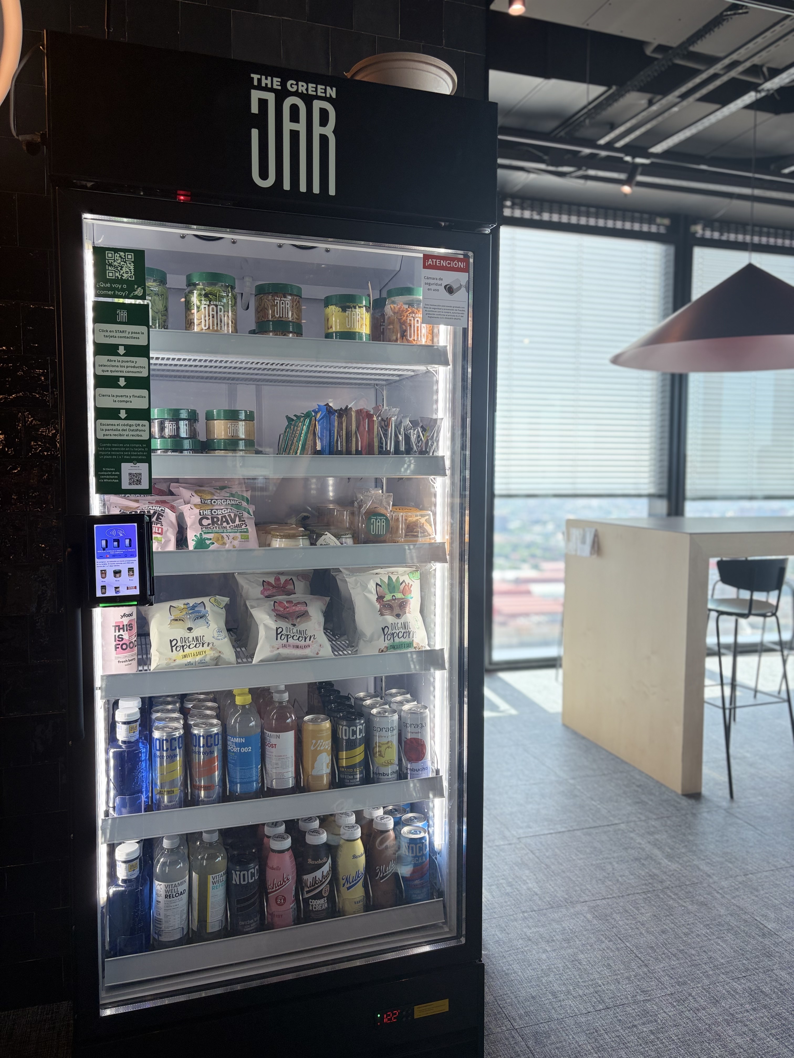 Vending saludable en Madrid — nevera The Green Jar con comida preparada y snacks saludables 5