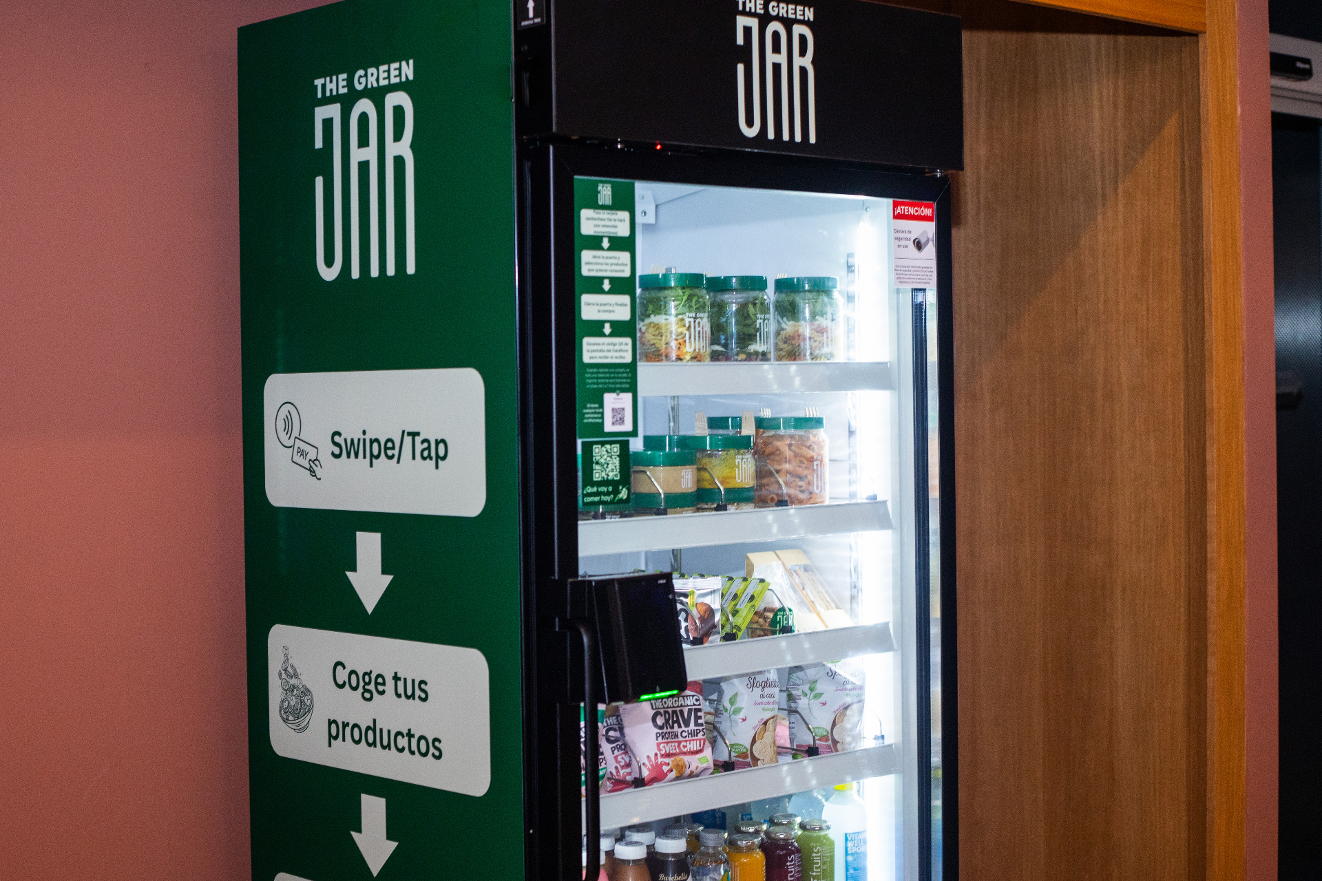 Vending saludable en Madrid — nevera The Green Jar con comida preparada y snacks saludables 3