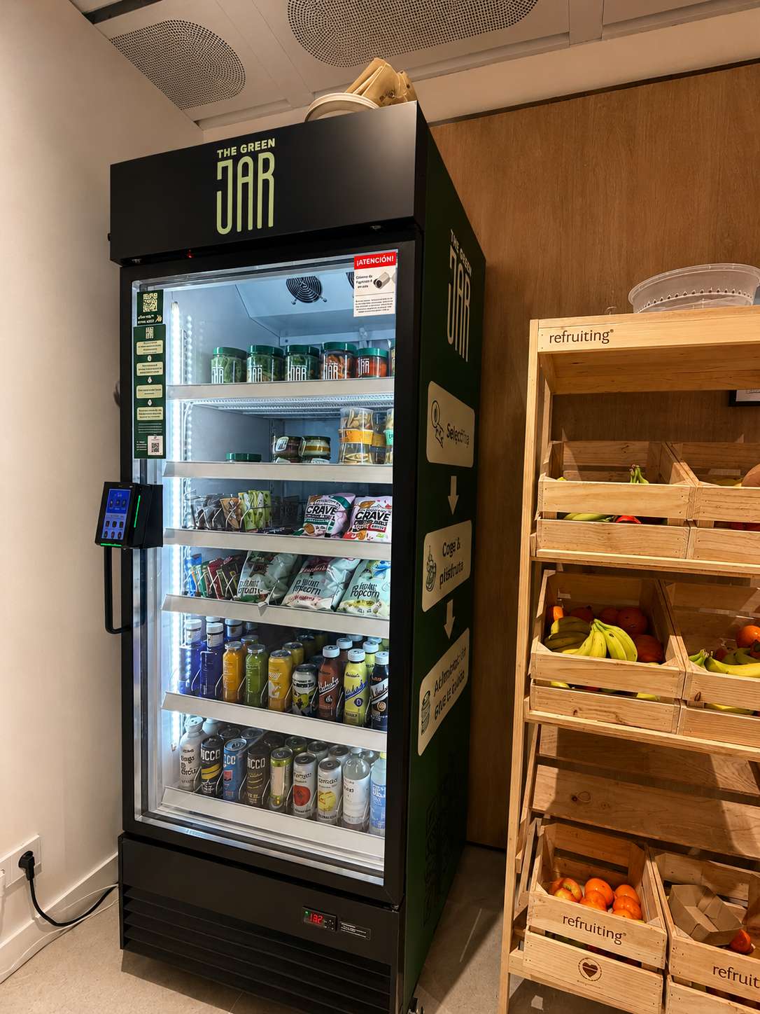 Vending saludable en Madrid — nevera The Green Jar con comida preparada y snacks saludables 7