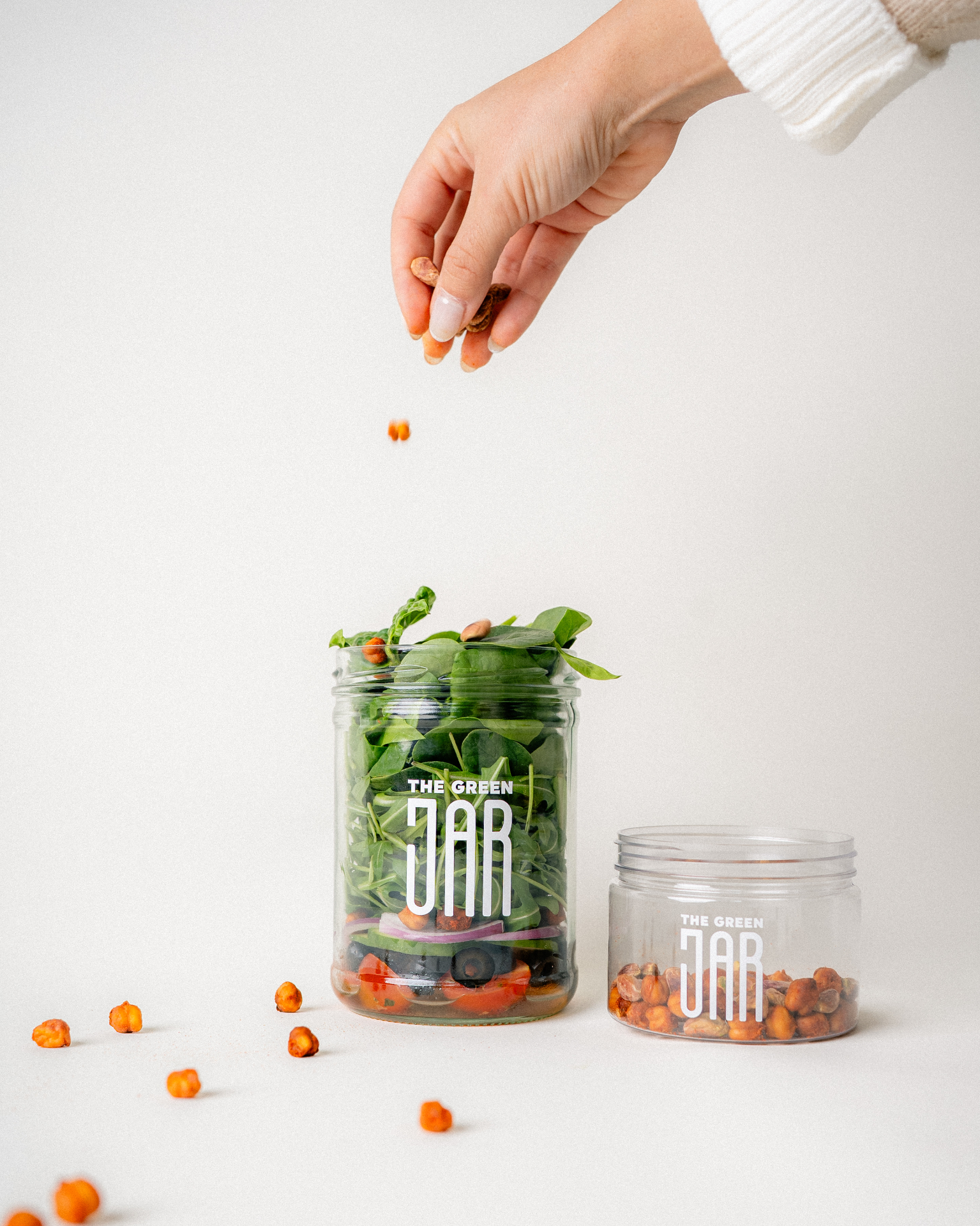 Ensaladas preparadas en jar con ingredientes frescos
